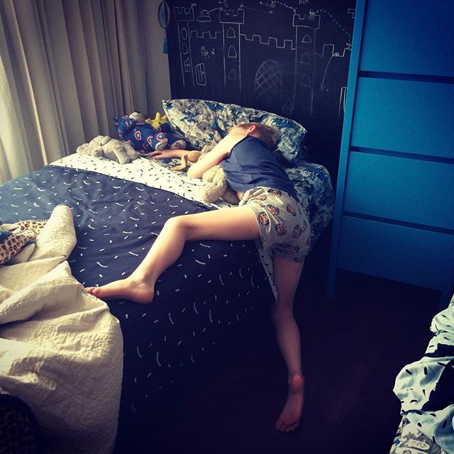 Ben hates getting out of bed on school days. I was calling him to come out for breakfast and he calls back 'I'm awake I'm up!!'. Two minutes later I go in his room. This is how I find him fast asleep xx