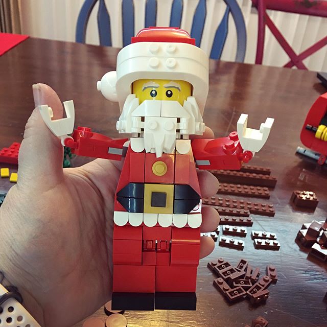 Serious cuteness! Christmas LEGO building ️